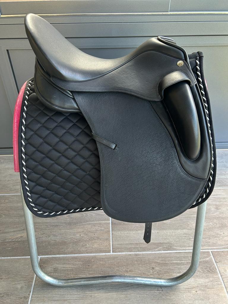 Sommer Novalis 17,5" Schwarz Dressursattel [NEU]