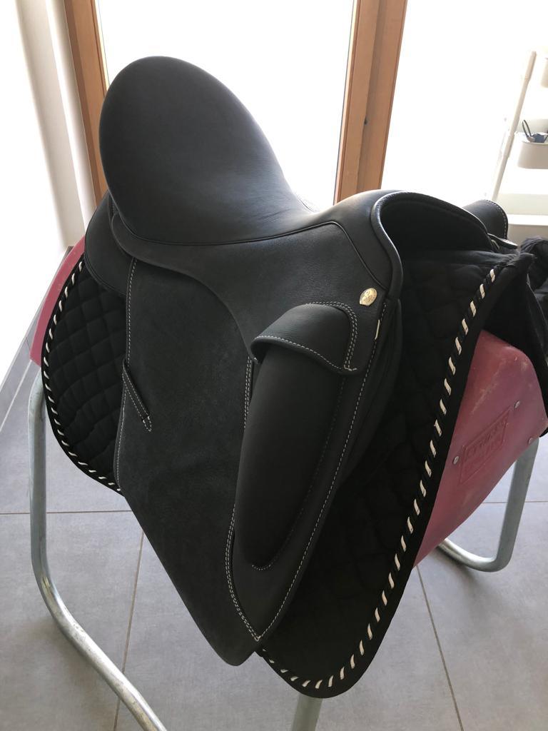 Sommer Novalis 17,5" Schwarz Dressursattel Nähte hellgrau [NEU]