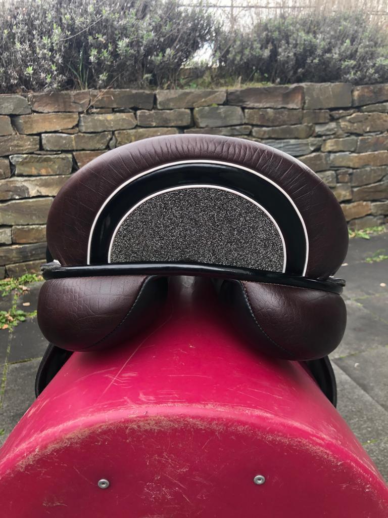 Custom Icon Alpha 18" Schwarz Dressursattel - Pferdesattel Shop