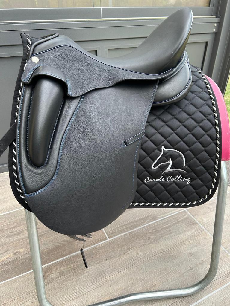 Sommer Novalis 17,5" Schwarz Nähte Blau Dressursattel [NEU]
