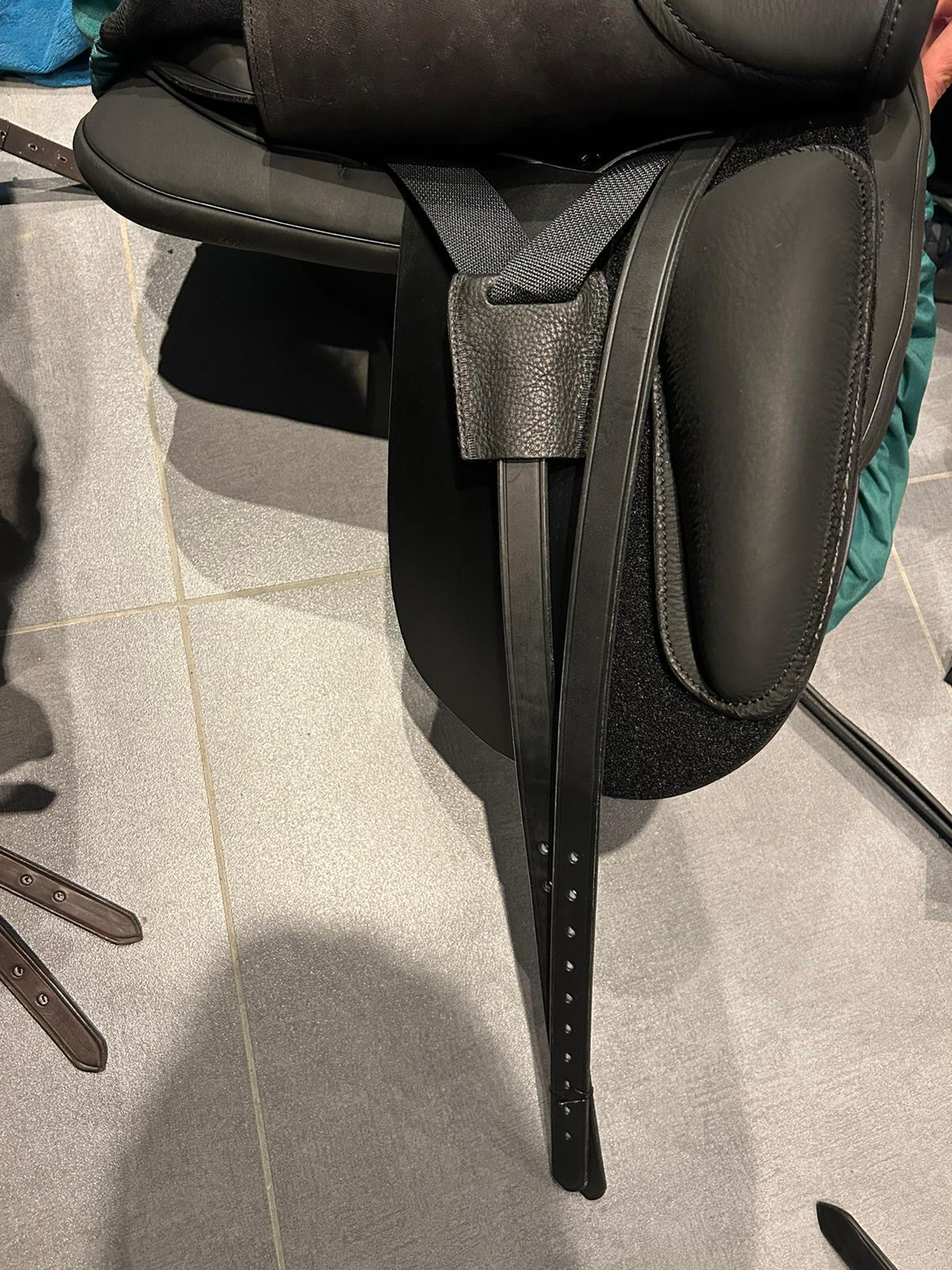 Sommer Sattel, Passion DS,Carole Colling,Online Shop,Sattelanpassung vor Ort,anpassbarer Sattel,kalt verstellbarer Sattel,Sattelcheck,Sattelkontrolle,Sattelverkauf, selle d'équitation,vente selle équitation, contrôle selle équitation,ajuster arcade, silla de montar,sela de equitaçao,Online Kauf,schwarz ,Dressur Sattel,dressage,saddle,adjustable saddle, saddle fitter, Sattel kaufen