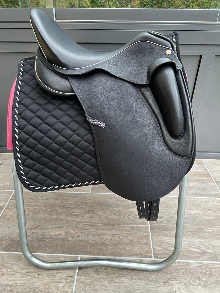 Sommer Novalis Galaxy 608 17,5" Schwarz Dressursattel [NEU] - Pferdesattel Shop