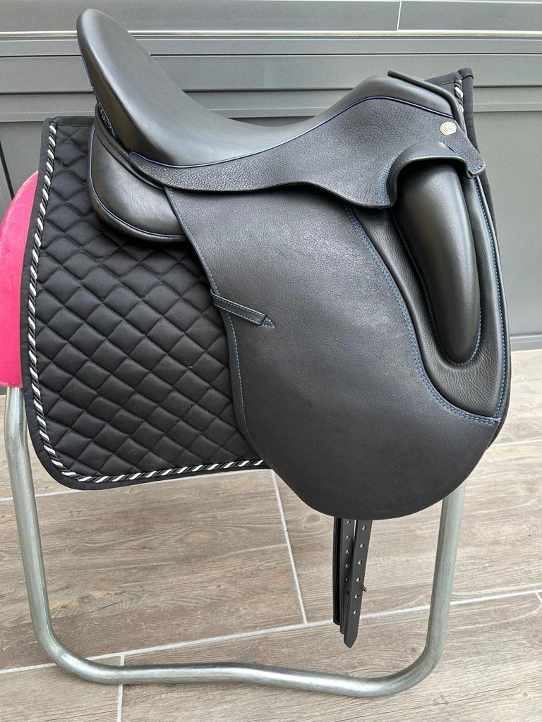 Sommer Novalis 17,5" Schwarz Nähte Blau Dressursattel [NEU]