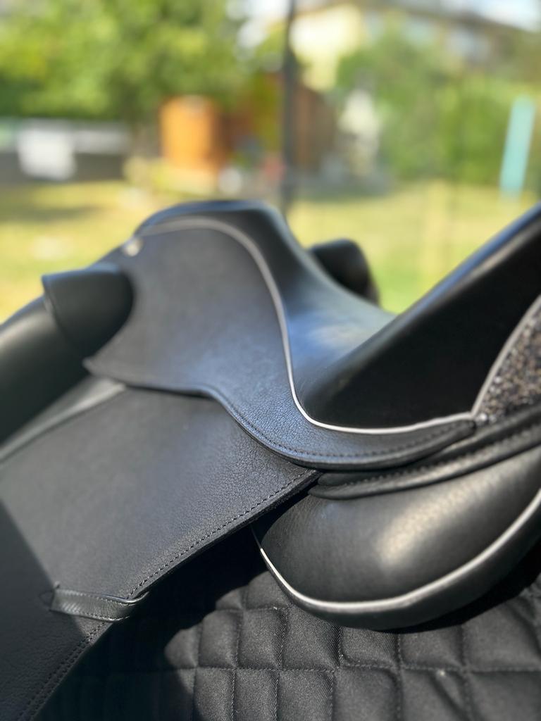 Sommer Novalis Galaxy 096 17,5" Schwarz Dressursattel [NEU] - Pferdesattel Shop