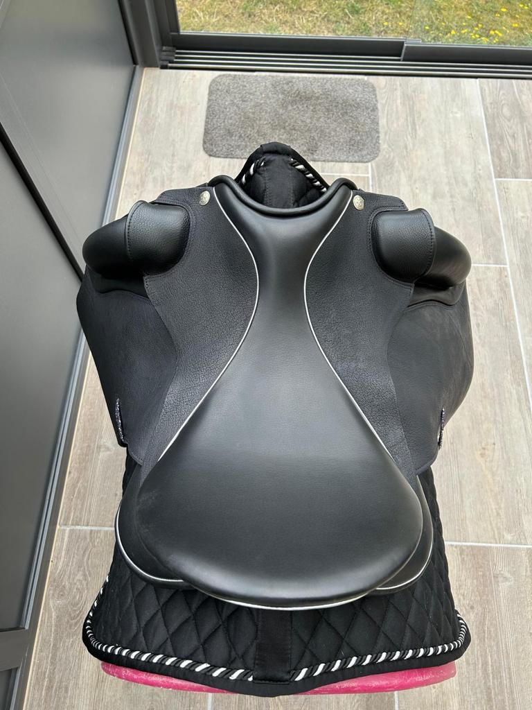 Sommer Novalis Galaxy 608 17,5" Schwarz Dressursattel [NEU] - Pferdesattel Shop
