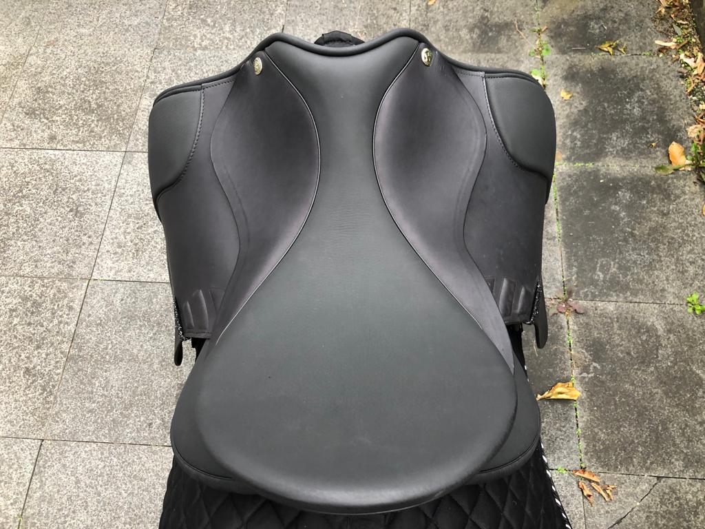 Sommer Sattel, Passion DS,Carole Colling,Online Shop,Sattelanpassung vor Ort,anpassbarer Sattel,kalt verstellbarer Sattel,Sattelcheck,Sattelkontrolle,Sattelverkauf, selle d'équitation,vente selle équitation, contrôle selle équitation,ajuster arcade, silla de montar,sela de equitaçao,Online Kauf,schwarz ,Dressur Sattel,dressage,saddle,adjustable saddle, saddle fitter, Sattel kaufen