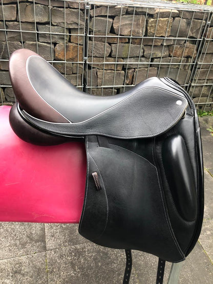 Custom Icon Alpha 18" Schwarz Dressursattel - Pferdesattel Shop
