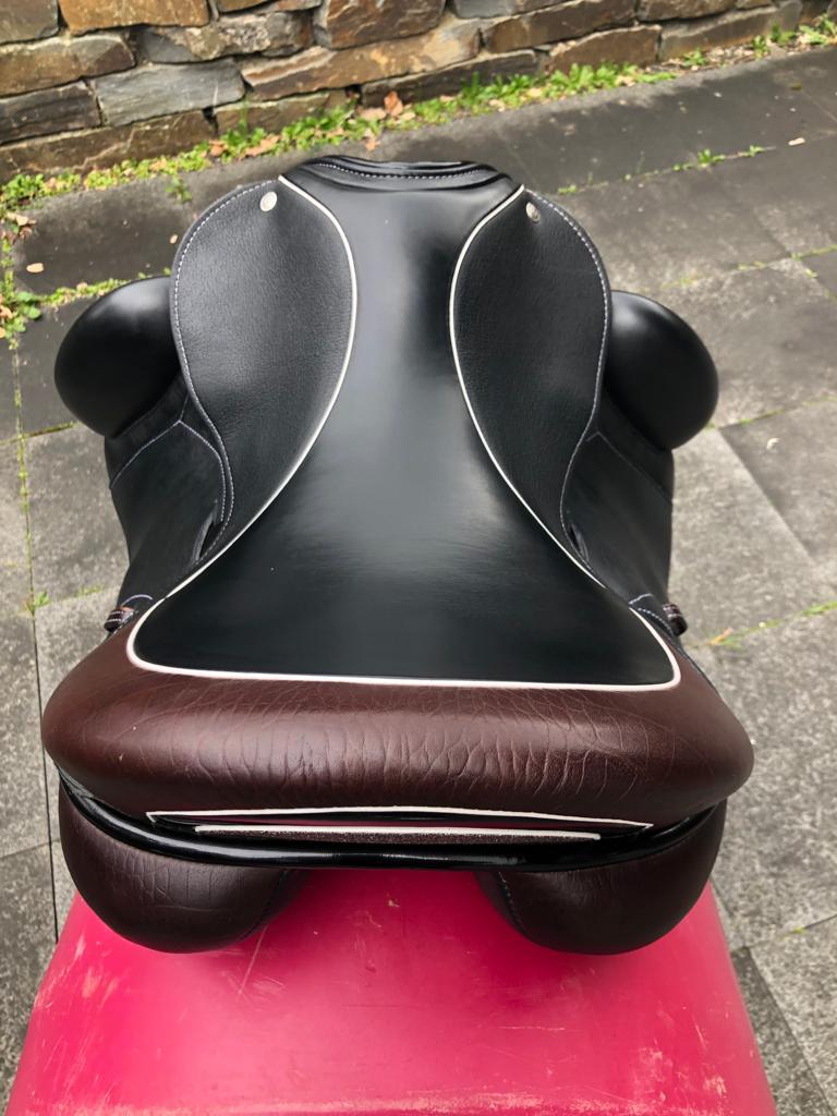 Custom Icon Alpha 18" Schwarz Dressursattel - Pferdesattel Shop