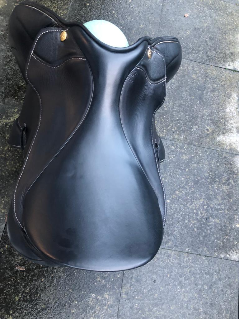 Sommer Aventus 17,5" Schwarzer Springsattel - Pferdesattel Shop