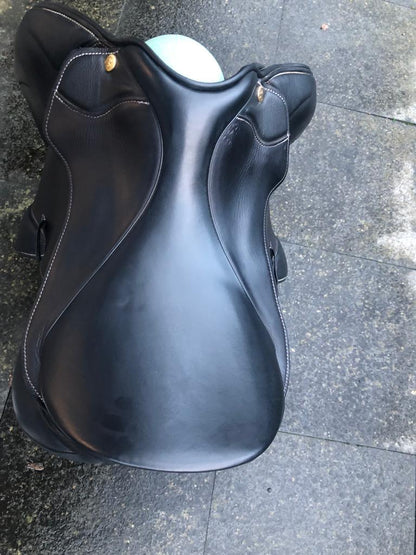 Sommer Aventus 17,5" Schwarzer Springsattel - Pferdesattel Shop