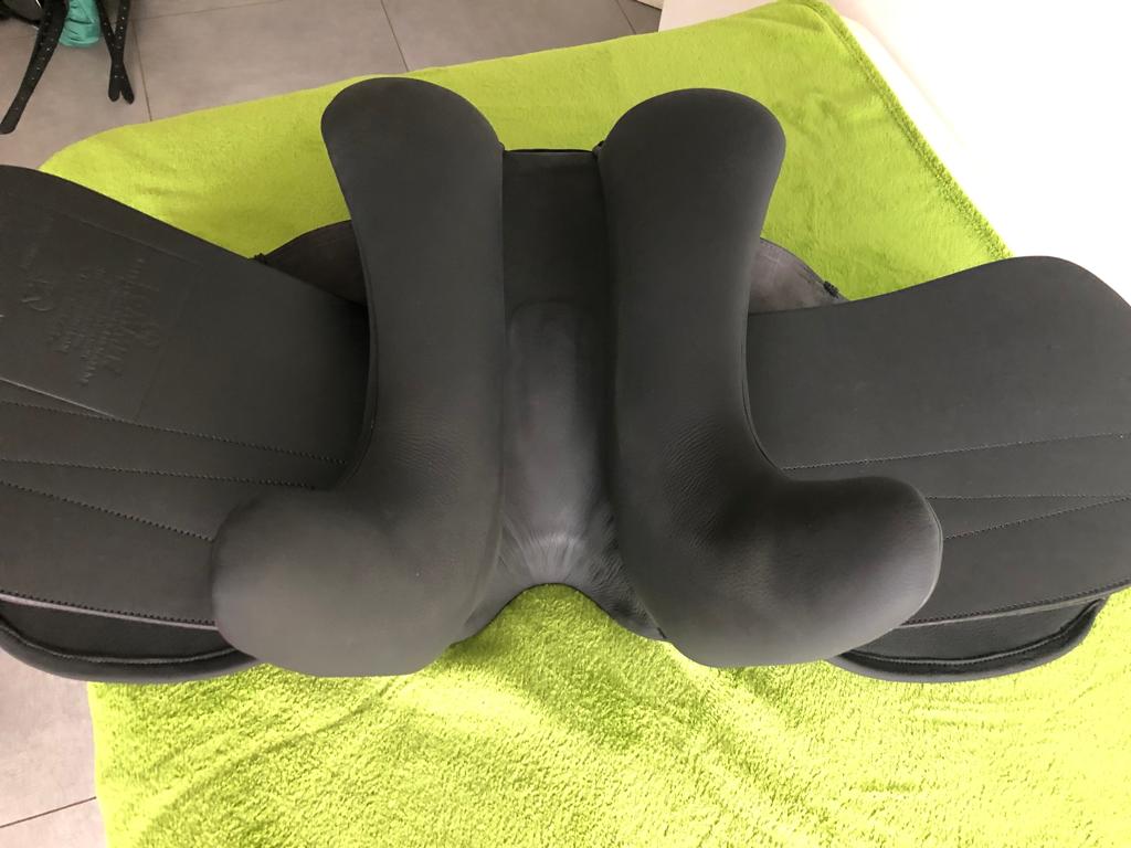 Sommer Sattel, Passion DS,Carole Colling,Online Shop,Sattelanpassung vor Ort,anpassbarer Sattel,kalt verstellbarer Sattel,Sattelcheck,Sattelkontrolle,Sattelverkauf, selle d'équitation,vente selle équitation, contrôle selle équitation,ajuster arcade, silla de montar,sela de equitaçao,Online Kauf,schwarz ,Dressur Sattel,dressage,saddle,adjustable saddle, saddle fitter, Sattel kaufen