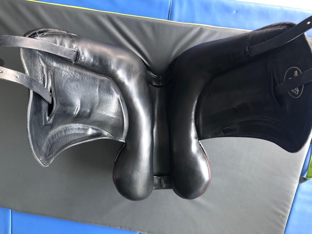 Custom Icon Alpha 18" Schwarz Dressursattel - Pferdesattel Shop