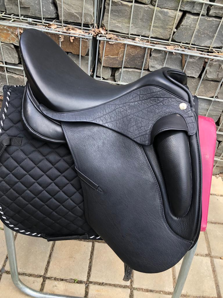 Sommer Novalis 17,5" Schwarz Dressursattel Flexus Move [NEU] - Pferdesattel Shop