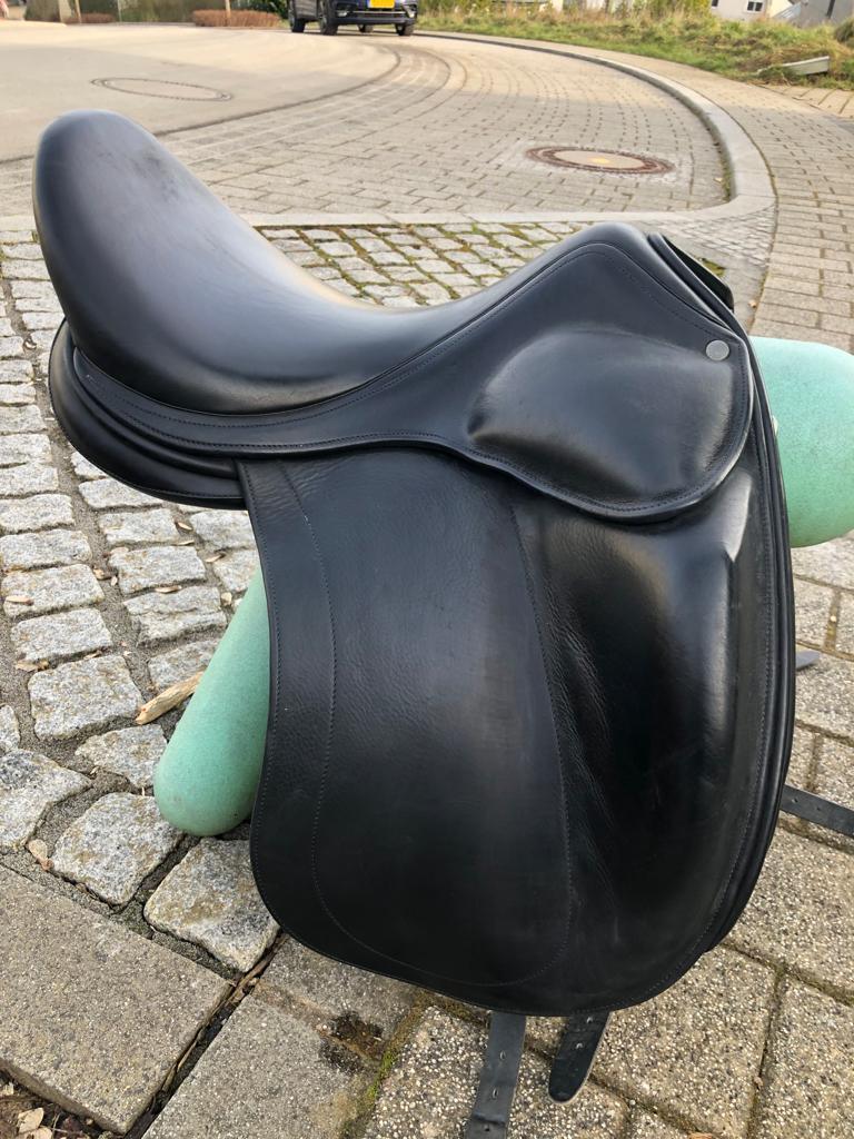Childeric DSG 17,5" Schwarz Dressursattel - Pferdesattel Shop