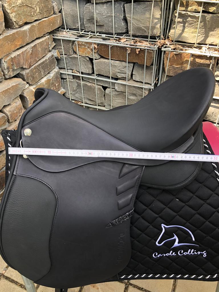 Sommer Sattel, Passion DS,Carole Colling,Online Shop,Sattelanpassung vor Ort,anpassbarer Sattel,kalt verstellbarer Sattel,Sattelcheck,Sattelkontrolle,Sattelverkauf, selle d'équitation,vente selle équitation, contrôle selle équitation,ajuster arcade, silla de montar,sela de equitaçao,Online Kauf,schwarz ,Dressur Sattel,dressage,saddle,adjustable saddle, saddle fitter, Sattel kaufen