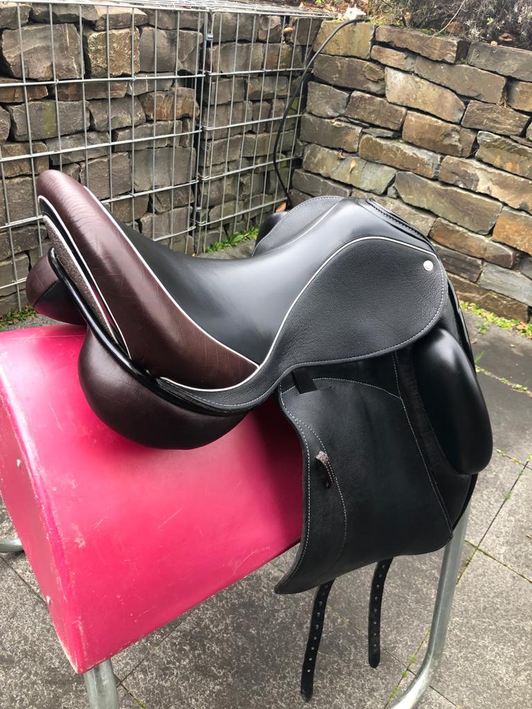 Custom Icon Alpha 18" Schwarz Dressursattel - Pferdesattel Shop