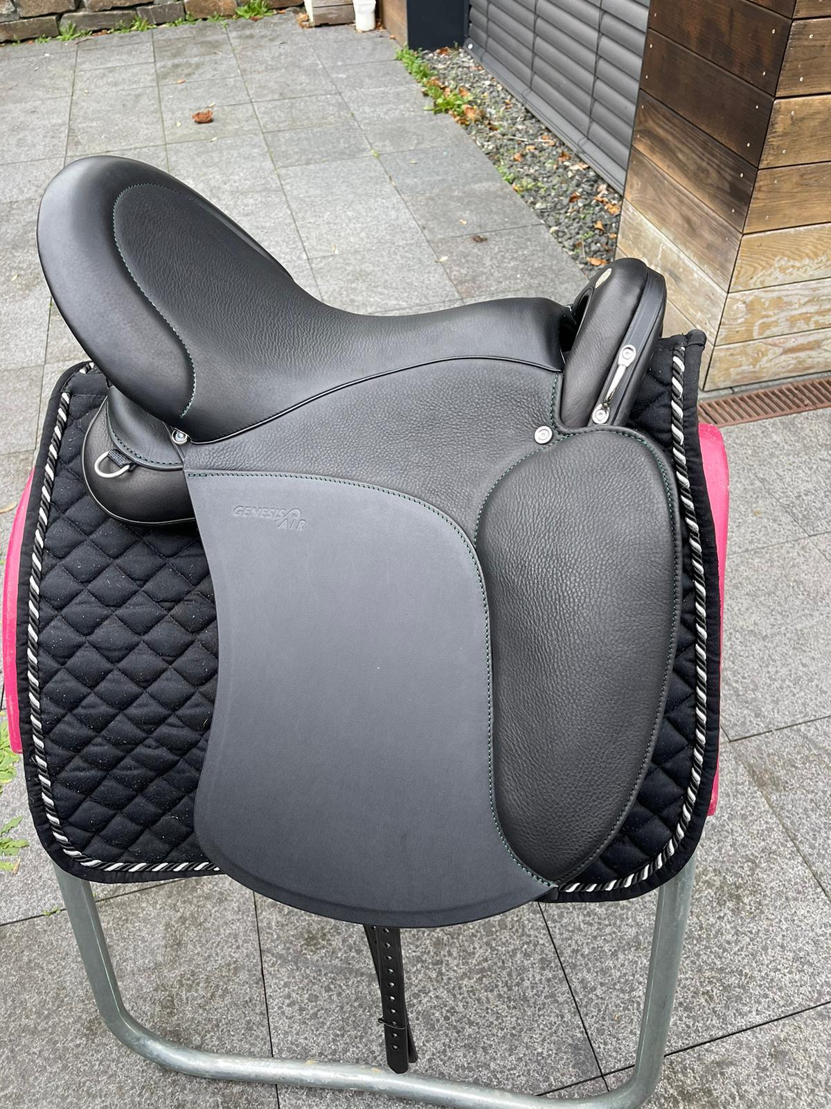 Sommer Genesis Air Schwarz 17,5“ Wanderreitsattel [NEU] - Pferdesattel Shop