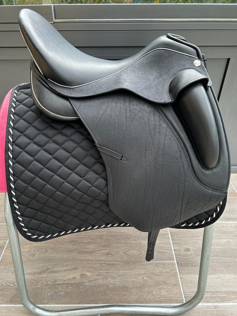 Sommer Novalis Big York 17,5" Schwarz Dressursattel [NEU]