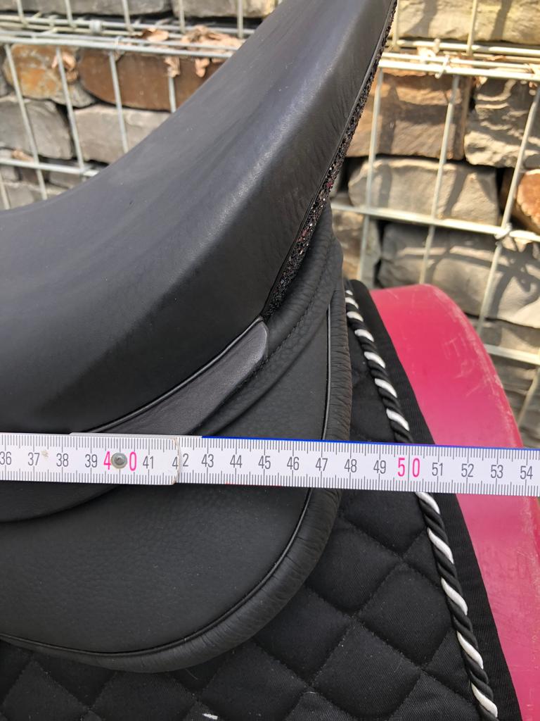Sommer Sattel, Passion DS,Carole Colling,Online Shop,Sattelanpassung vor Ort,anpassbarer Sattel,kalt verstellbarer Sattel,Sattelcheck,Sattelkontrolle,Sattelverkauf, selle d'équitation,vente selle équitation, contrôle selle équitation,ajuster arcade, silla de montar,sela de equitaçao,Online Kauf,schwarz ,Dressur Sattel,dressage,saddle,adjustable saddle, saddle fitter, Sattel kaufen