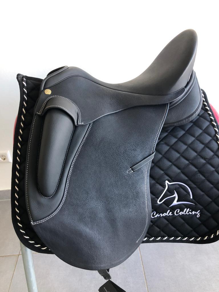 Sommer Novalis 17,5" Schwarz Dressursattel Nähte hellgrau [NEU]