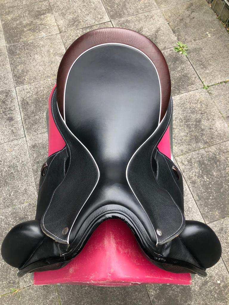 Custom Icon Alpha 18" Schwarz Dressursattel - Pferdesattel Shop
