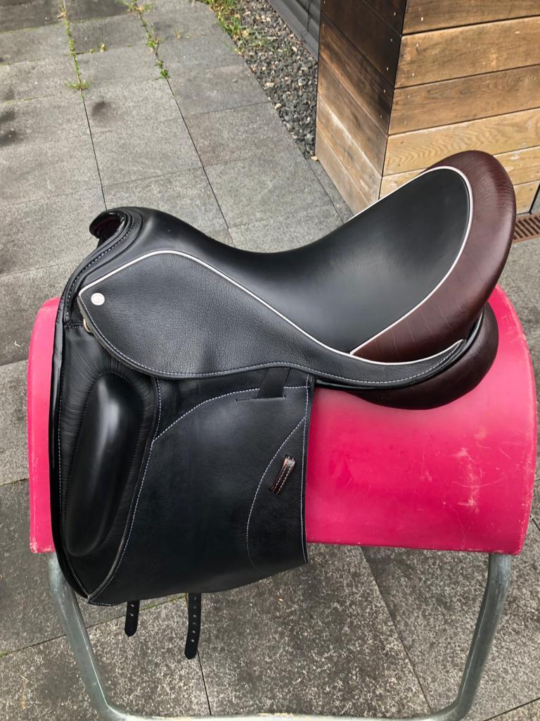 Custom Icon Alpha 18" Schwarz Dressursattel - Pferdesattel Shop