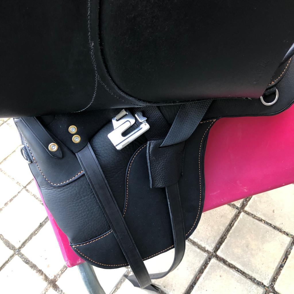 Sommer Genesis Air Schwarz 17,5“ Wanderreitsattel [NEU] - Pferdesattel Shop