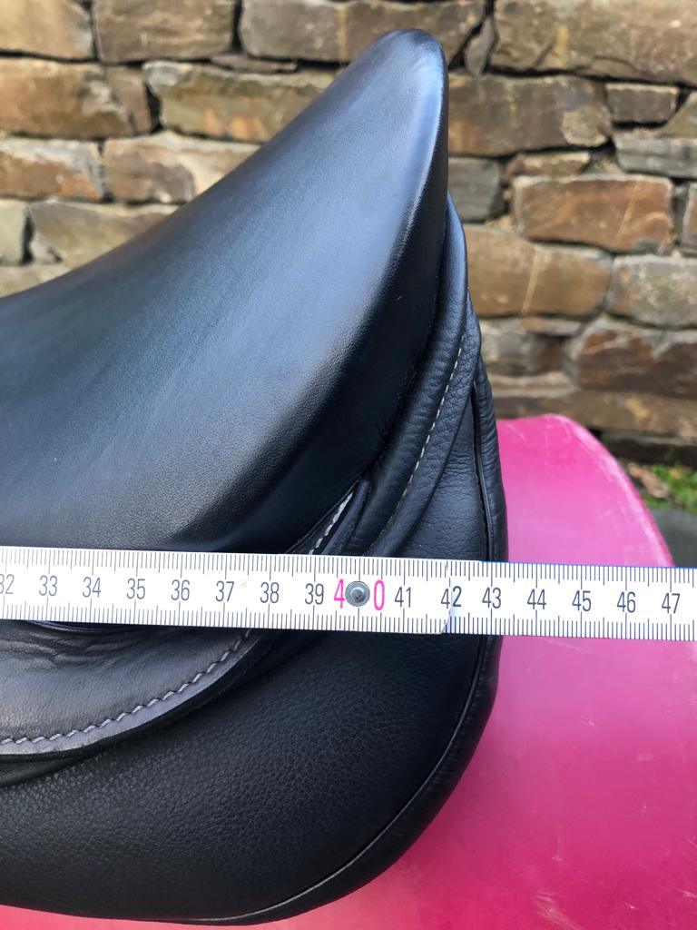 Sommer Aventus 17,5" Schwarzer Springsattel - Pferdesattel Shop