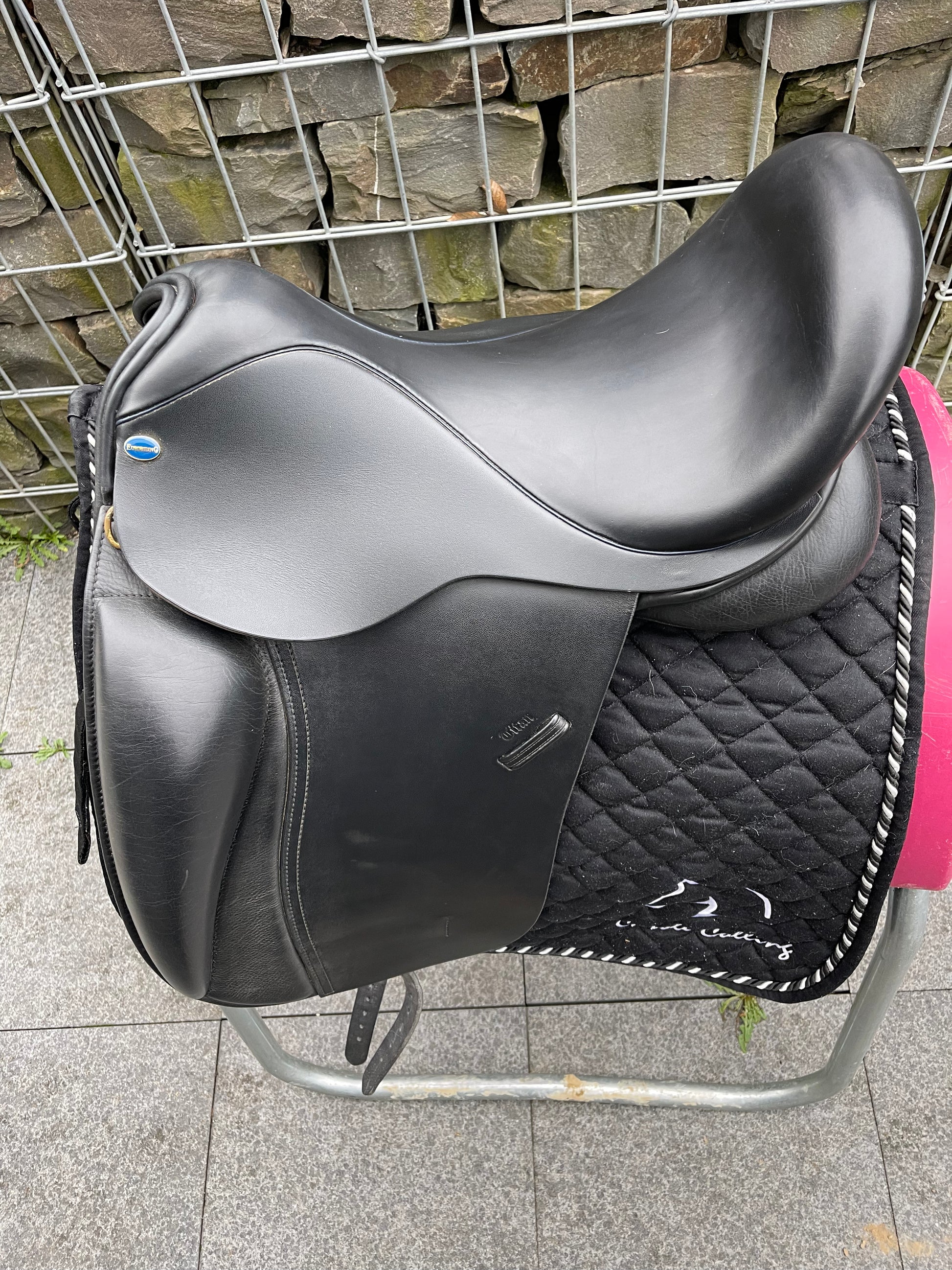 Euroriding Titan 17,5" Schwarzer Dressursattel - Pferdesattel Shop
