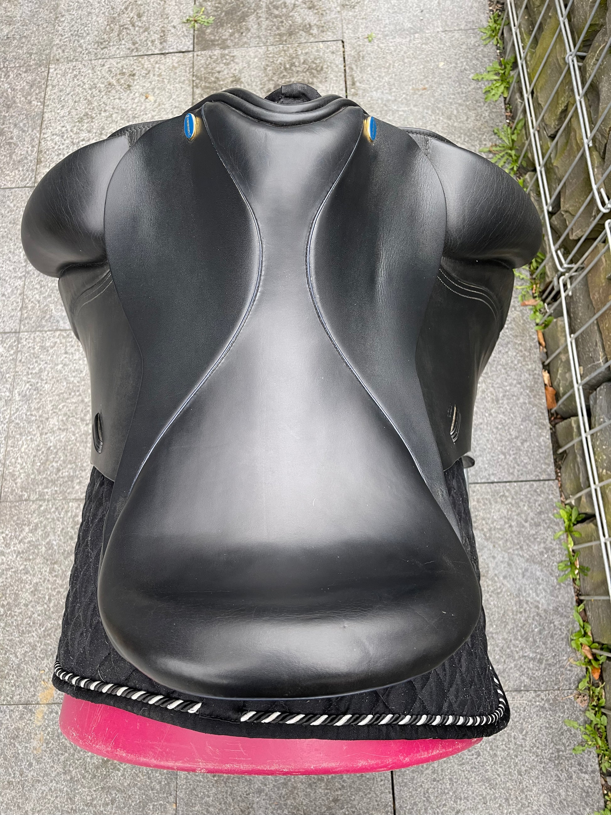 Euroriding Titan 17,5" Schwarzer Dressursattel - Pferdesattel Shop