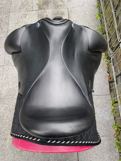 Euroriding Titan 17,5" Schwarzer Dressursattel - Pferdesattel Shop