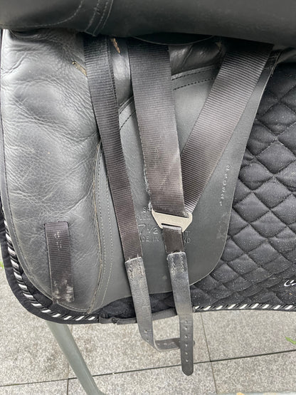 Euroriding Titan 17,5" Schwarzer Dressursattel - Pferdesattel Shop