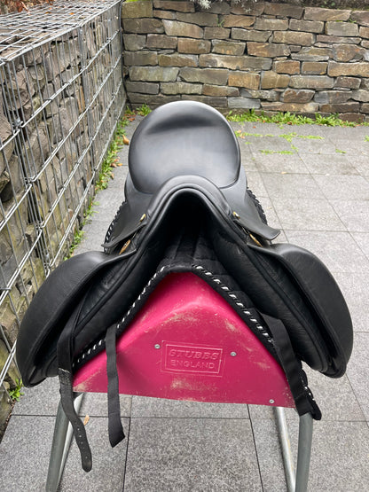Euroriding Titan 17,5" Schwarzer Dressursattel - Pferdesattel Shop