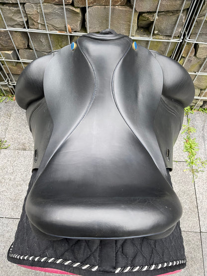 Euroriding Titan 17,5" Schwarzer Dressursattel - Pferdesattel Shop