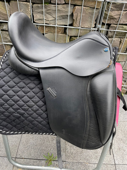 Euroriding Titan 17,5" Schwarzer Dressursattel - Pferdesattel Shop