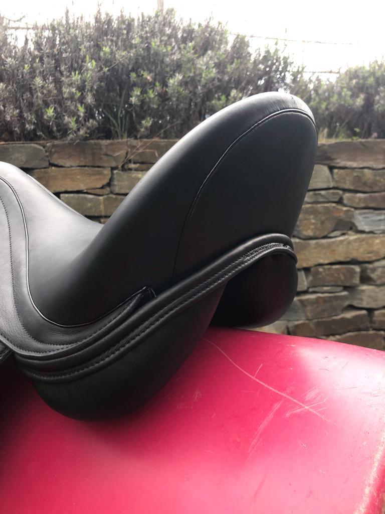 Jorge Canaves One 17" Schwarz Dressursattel [NEU] - Pferdesattel Shop