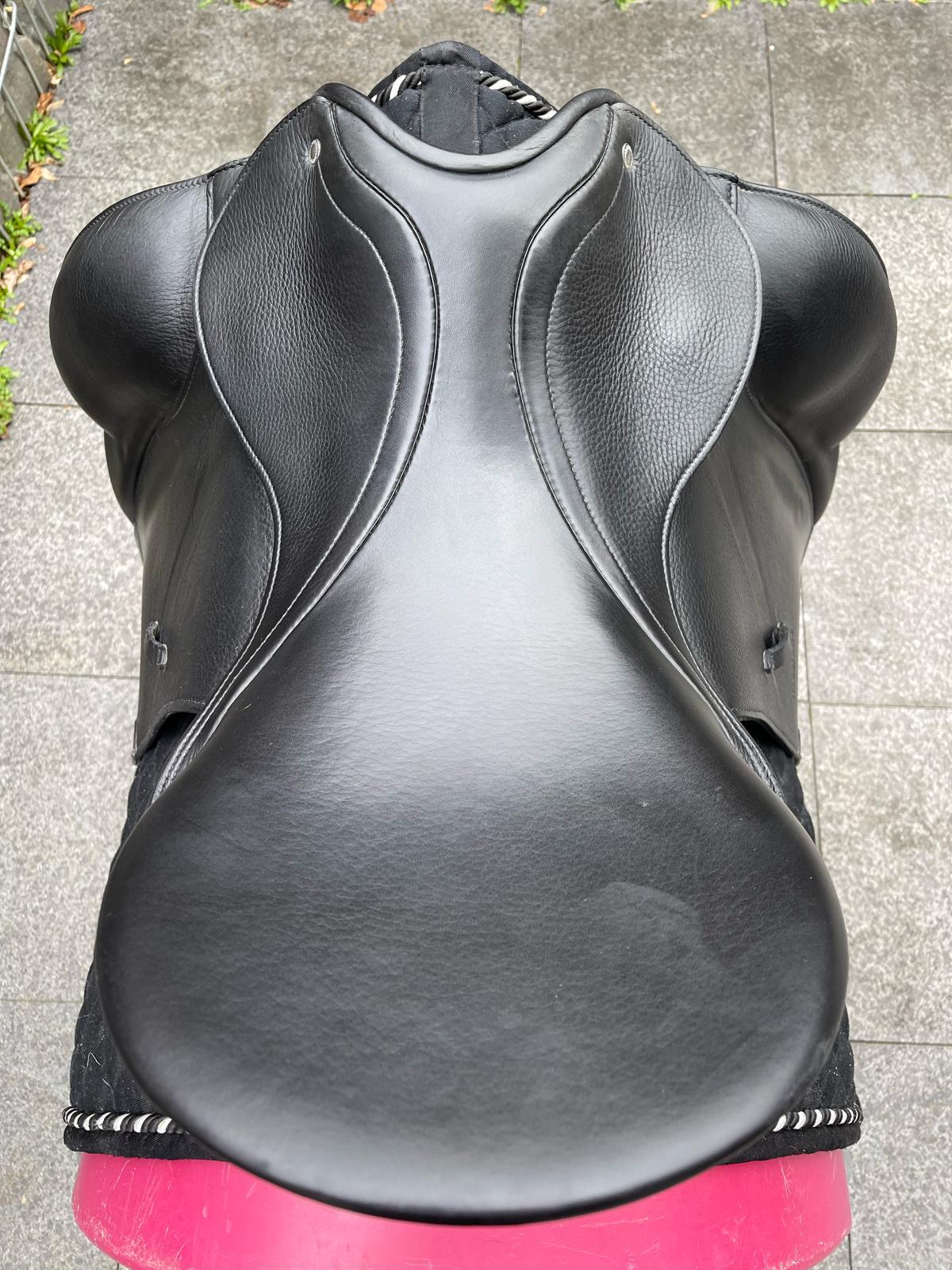 Passier Corona ll, Dressursattel, schwarz, 17" - Pferdesattel Shop