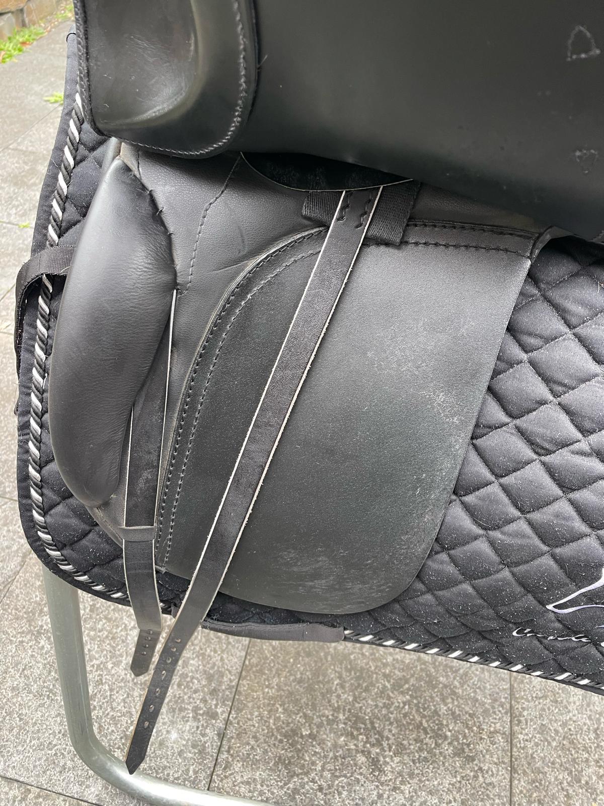 Passier Corona ll, Dressursattel, schwarz, 17" - Pferdesattel Shop