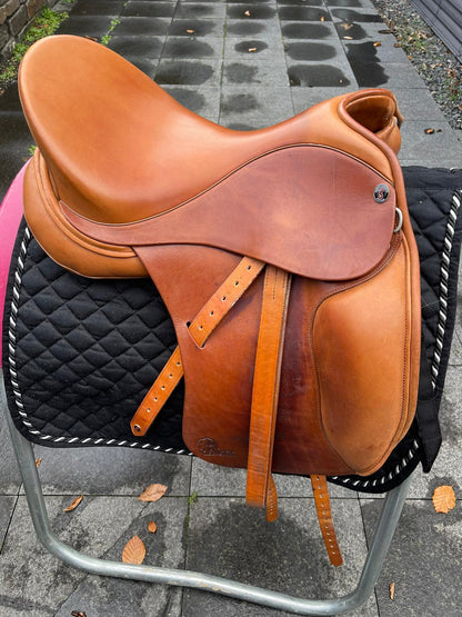 Philimar Dressur Basismodell 17,5" Cognac Dressursattel - Pferdesattel Shop