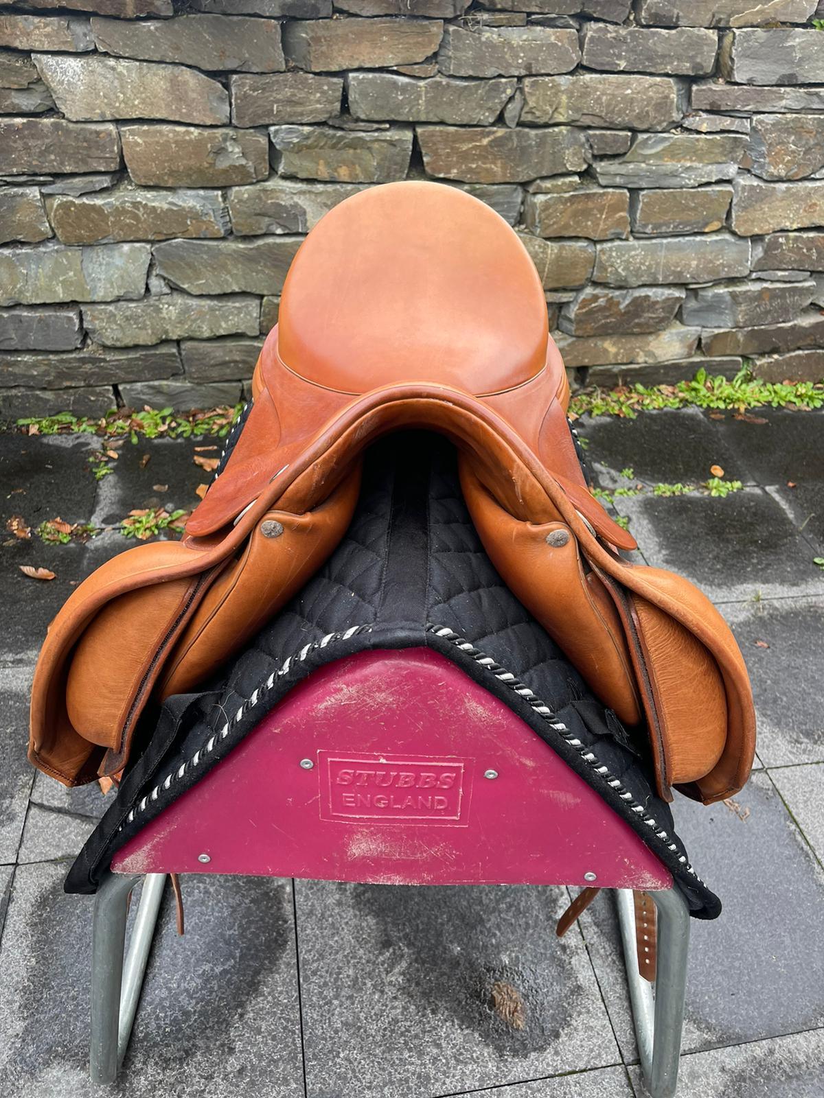 Philimar Dressur Basismodell 17,5" Cognac Dressursattel - Pferdesattel Shop