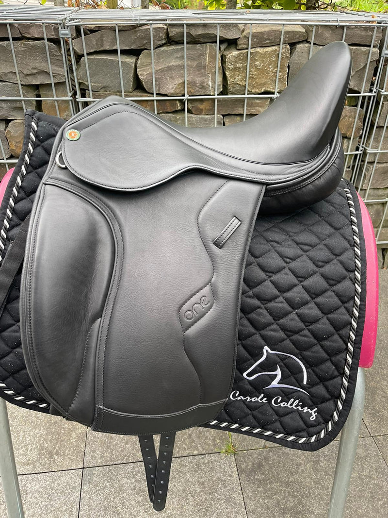 JC One Dressursattel 17,5" schwarz, französische Kissen [NEU]