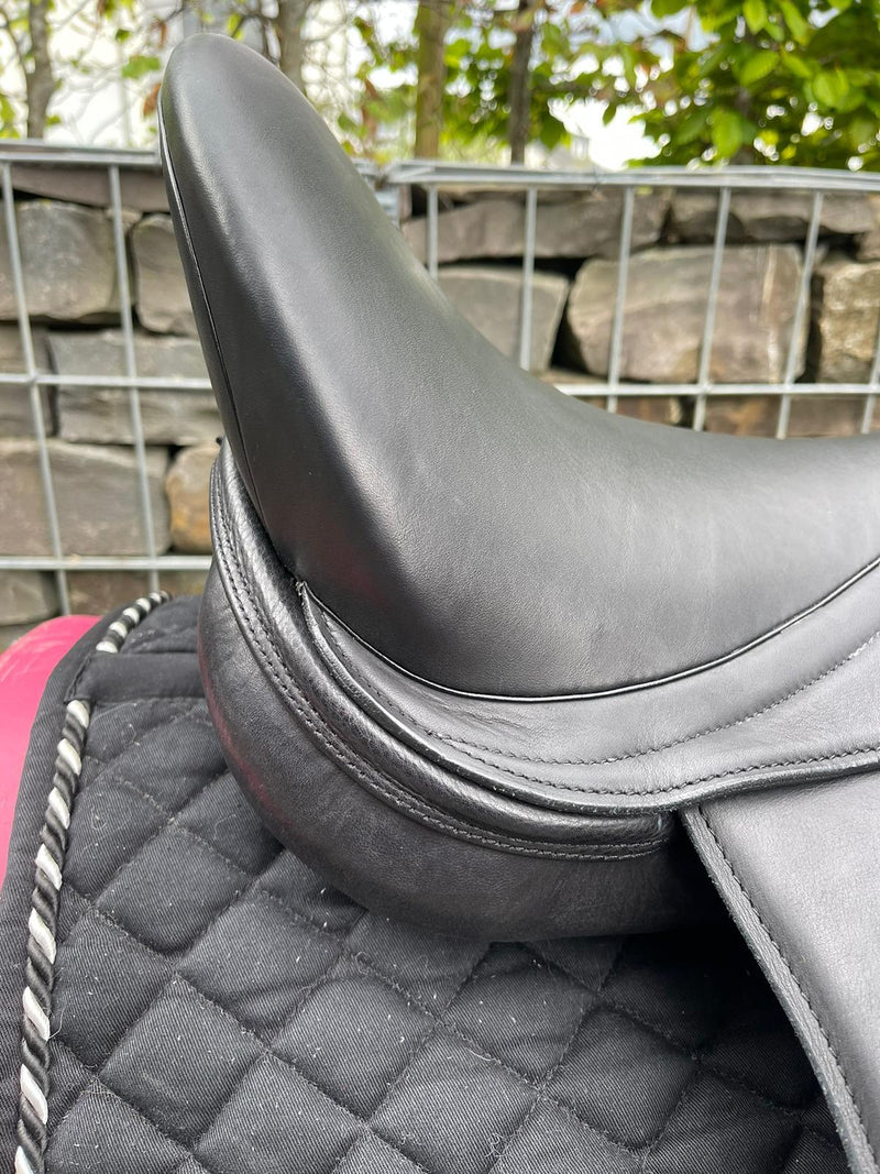 JC One Dressursattel 17,5" schwarz, französische Kissen [NEU]