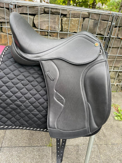JC One Dressursattel 17,5, Keilkissen [NEU] - Pferdesattel Shop
