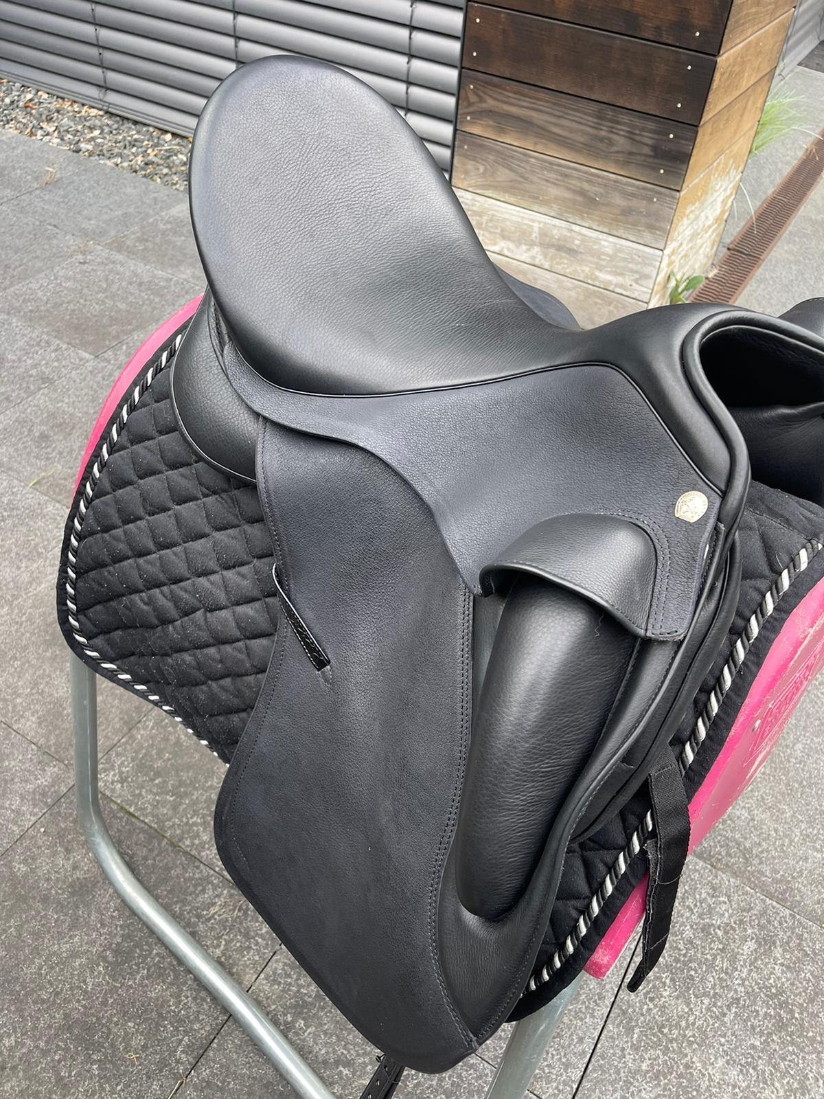 Sommer Novalis 17,5" Kroko Lack schwarz  Dressursattel [NEU],  Pferdesattel Shop