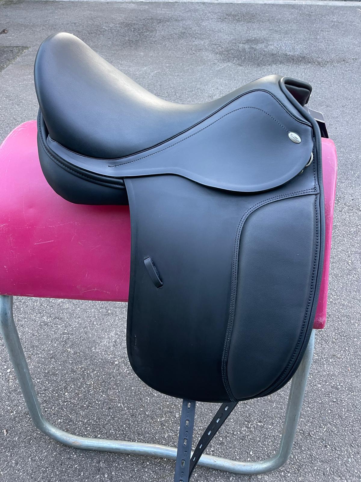 Kentaur Ithaka Junior 16,5" schwarz Dressursattel  [NEU], Pferdesattel Shop
