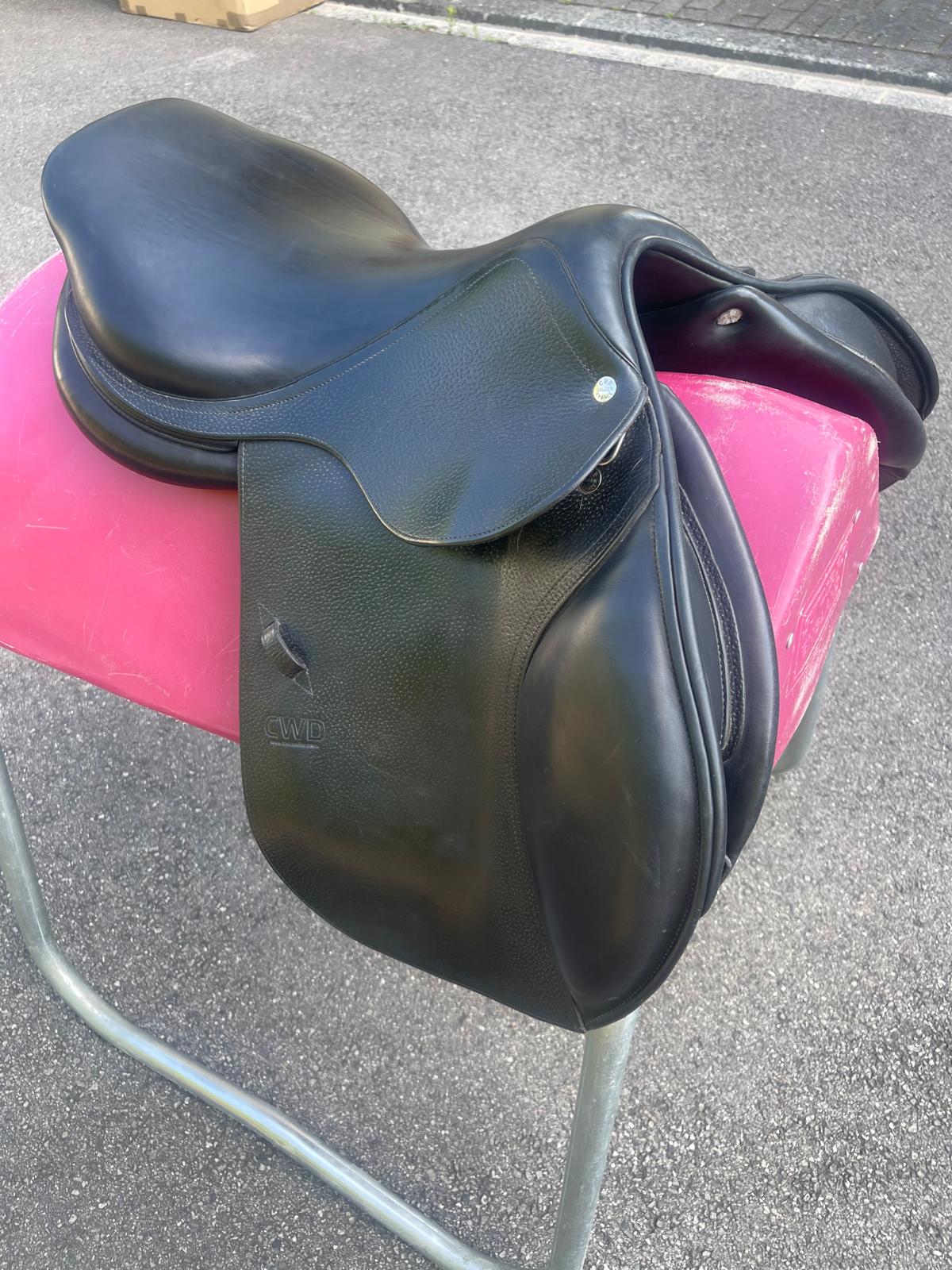 CWD SE01 17" Springsattel schwarz, Pferdesattel Shop