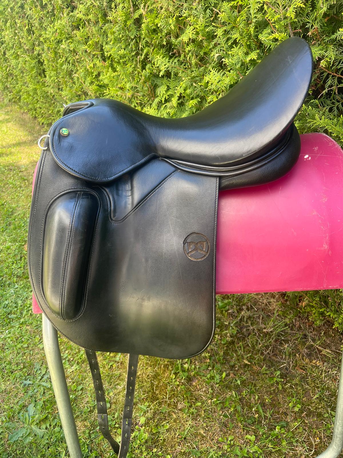Wow Dressursattel Monoblatt mit Flair System 18" schwarz, Pferdesattel Shop
