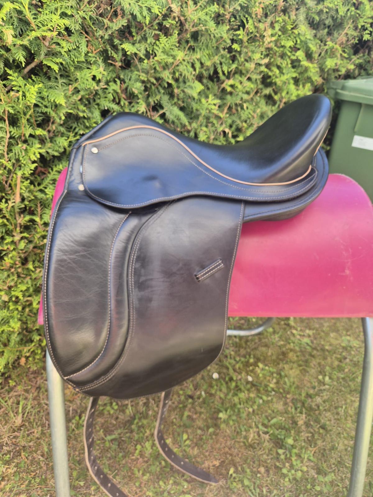 Sattelglück Florestan ll 17,5" schwarz Dressursattel, Pferdesattel Shop