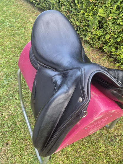 Childeric DPL 17,5" Schwarz Dressursattel, Pferdesattel Shop