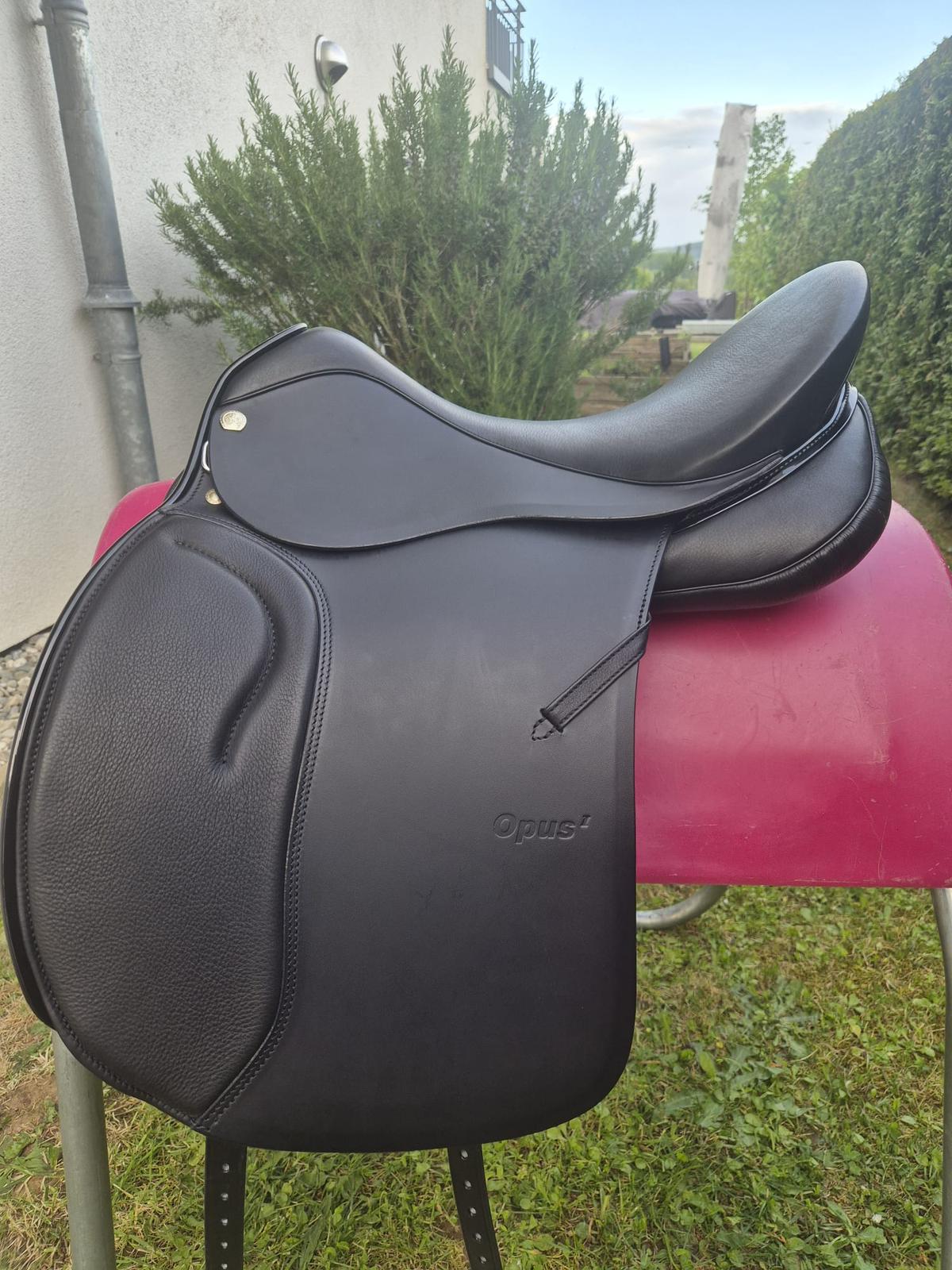 Sommer Opus Dressur Rahmen und Schnur Lack 18" schwarz [NEU], Pferdesattel Shop
